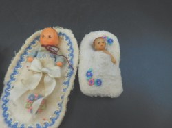 lot 8 baby dolls blanket c